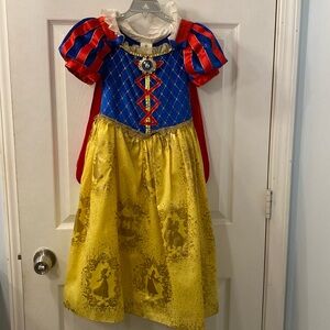 Snow White size 5/6 dress up costume. Great condition!